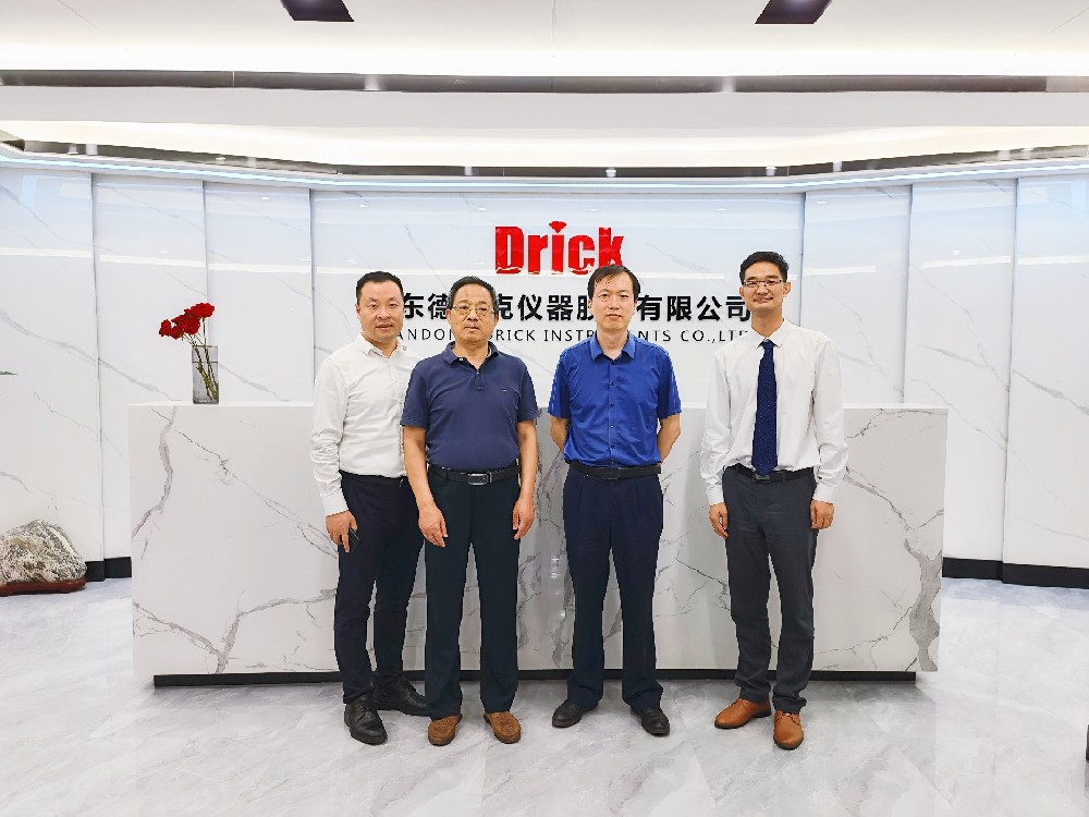 濟(jì)南市天橋區(qū)貿(mào)促會(huì)會(huì)長孫正、歷城區(qū)貿(mào)促會(huì)會(huì)長趙金鐘蒞臨德瑞克考察指導(dǎo)